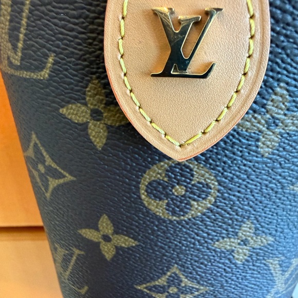 Louis Vuitton Monogram Fold Me Pouch - Picture 9 of 12